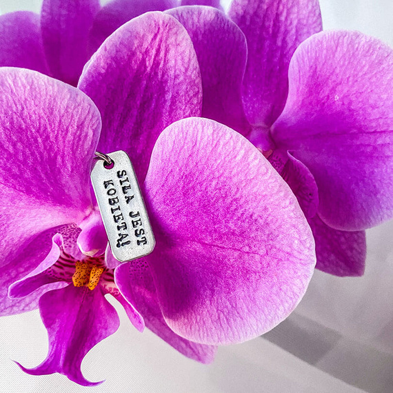 Fit Kolekcja - Zawieszka na łańcuszek srebrna blaszka SIŁA JEST KOBIETĄ!