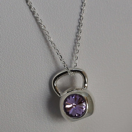 Fit Kolekcja - Zawieszka na łańcuszek srebrny KETTLEBELL SWAROVSKI Violet