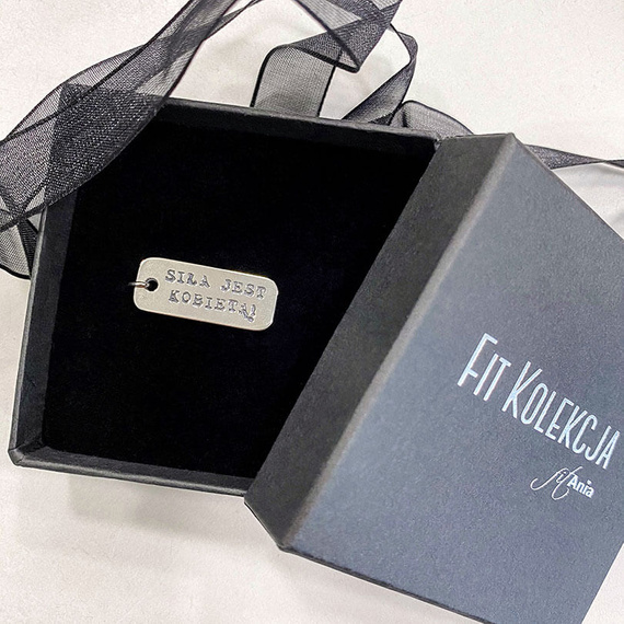 Fit Kolekcja - Zawieszka na łańcuszek srebrna blaszka SIŁA JEST KOBIETĄ!